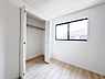子供部屋：【子供部屋】お子様のお部屋にぴったりなクロークを備えたフローリング仕様の洋室です。