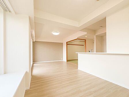 【LDK16.8帖】シンプルなデザインの家は風情がある。住む人のこだわりを感じる。外観も内装もいたってシンプル。居心地がよく、家事や趣味、子育てなどにも集中できる。家も人間も熟成するほどシン…