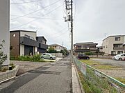 【前面道路】家の前をまっすぐの通りが走っている。クルマは少なく、人々は毎朝、ウォーキング、ジョギング、犬の散歩など、フリーな朝時間を過ごしている。