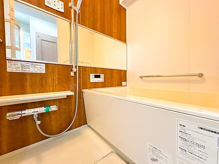 【浴室】1日の疲れを癒すバスルームは、心地よいリラックスを叶える清潔感溢れる美しい空間。