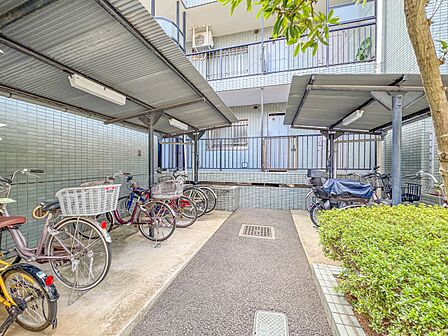 【駐輪場】駐輪場があると自転車を自由に出し入れ出来るので便利。屋根付きで雨にさらされる心配もありません。