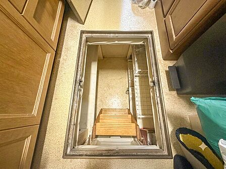 【収納】キッチンにはかなり大きな床下収納。季節によって使わない調理器具を収納できます。