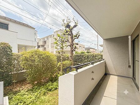 【バルコニー】バルコニーから差し込む陽光・通風は、住環境・快適性と共に有り続ける貴重な「財産」です。