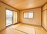 和室：【和室6帖】和室を上手に活用すると暮らし方の幅が広がります。例えば普段は開け放して、子供の小さいうちはお昼寝や遊びのスペースに。畳はソフトなので転んでもケガをしにくく安心です。