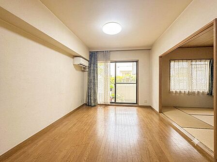 【LDK11.2帖】室内には豊かな陽光が注ぎ込み、爽やかな住空間を演出。