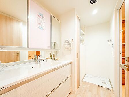 【洗面台】 十分な大きさの洗面台は、身だしなみチェックや歯磨きなど、朝の慌ただしい時間でもホテルライクなスペースで余裕とゆとりを感じて頂けます。