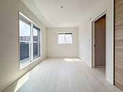 【寝室7.5帖】シンプルな内装はおしゃれのポイントです。シンプルは華美より飽きがこないからです。色や模様でおしゃれ感をだす。それがシンプルイズビューティーです。