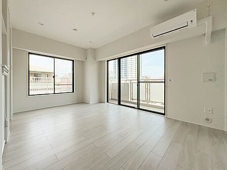 【LDK11.4帖】リビングはリラックスするためのスペースなのはもちろん、1日の出来事を話し合ったりと家の中でも大切な場所。※現況の物件写真に、CGによる画像処理(家具等の配置)がされていま…