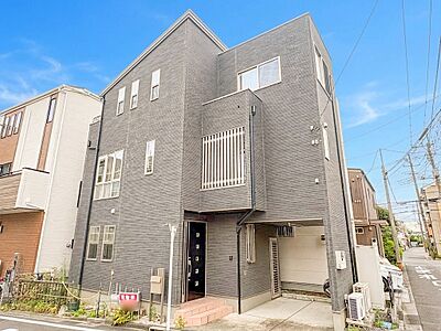外観:【外観】陽当りや通風性など各所に施された工夫で住みやすさを実現※CGで青空に加工 外観:【外観】陽当りや通風性など各所に施された工夫で住みやすさを実現※CGで青空に加工