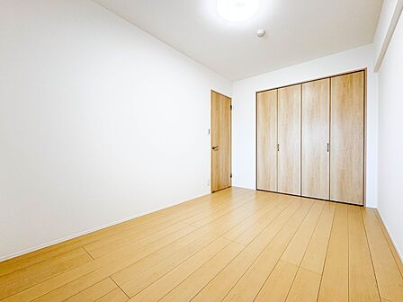 【居室6.1帖】たっぷりの収納も配備、片付いた空間。陽光も明るく開放的な空間が魅力的