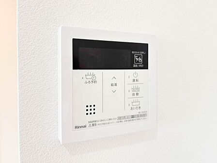 【オートバス】パネルからワンタッチで自動的にお湯張りができる設備。