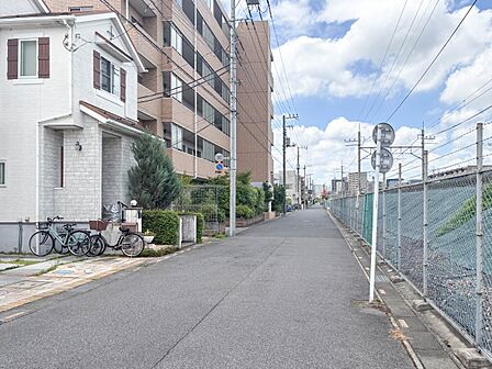 【前面道路】車の通行が少ないので、静かな住環境を維持することができます。