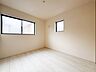 子供部屋：【子供部屋5.3帖】お子様のお部屋にぴったりなクロークを備えたフローリング仕様の洋室です。