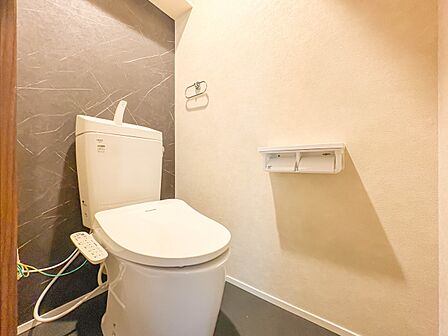 【Toilet-トイレ-】 いつも清潔なスペースであってほしいのが毎日使うトイレです。掃除がしやすいのはもちろん、落ち着けるスペースとして機能することも大切です。