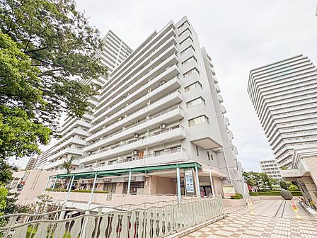 【外観】家族の温かさと陽光の暖かさ、楽しい毎日と明るい未来を予感させる「空間が織り成すひとつ先の住み心地」を演出します。*CG加工により夜景にしています。