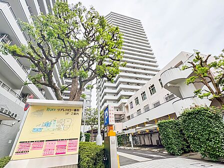 【外観】こちらの物件に少しでもご興味がありましたら、お気軽にお電話下さい。ネット上で「見えない物」「わからない事」でも、実際にご見学いただくことで、手に取るようにおわかりいただけるはずです。…