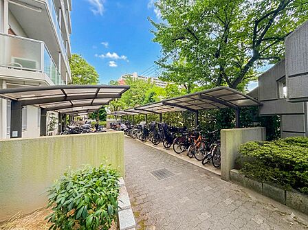 【駐輪場】駐輪場があると自転車を自由に出し入れ出来るので便利。屋根付きで雨にさらされる心配もありません。