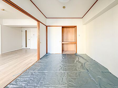 【和室6帖】畳には音を吸収する作用があるので、元気いっぱいのお子さんの遊び場所として、最適な空間となるでしょう。また、クッション性があるのでお子さんが転んでケガをするリスクを軽減してくれます…