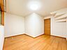 子供部屋：【子供部屋7.25帖】お子様のお部屋にぴったりなクロークを備えたフローリング仕様の洋室です。