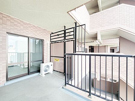 【セカンドバルコニー】長く実用的なバルコニーです