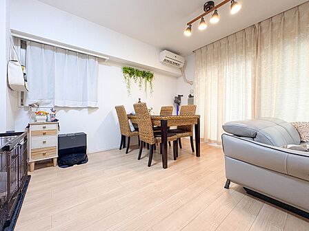 【Living room-リビング-】忙しい朝でも家族揃っての食事を叶えるダイニングスペース。