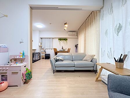 【リビング-Living room-】暮らしの数だけ、物語が生まれる。自由で伸びやかな空間設計。