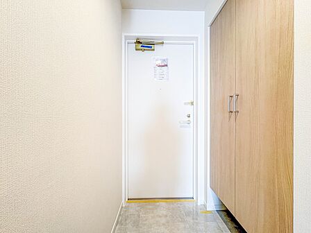 【玄関】  玄関はおうちの顔と言われます。収納力豊富なシューズボックスでスッキリとした素敵な玄関でお客様をお迎えしてください。