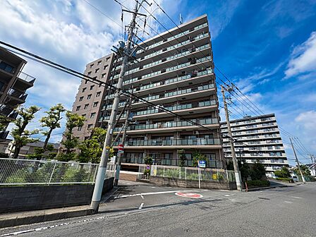 【外観】こちらの物件が少しでも気になるようでしたら、お気軽にお問合せください。人生でいちばん大きなお買い物ですので、ゆっくりご見学ください。※青空はイメージです。