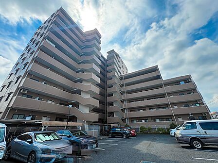 【外観】家族の温かさと陽光の暖かさ、楽しい毎日と明るい未来を予感させる「空間が織り成すひとつ先の住み心地」を演出します。※青空はイメージです。