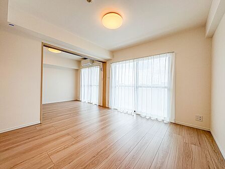 【LDK10.9帖】室内には豊かな陽光が注ぎ込み、爽やかな住空間を演出。