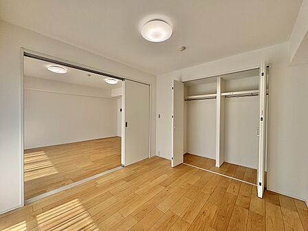 【寝室】充実した生活は伸びやかな居室空間から始まります。快適に・伸びやかに。心の潤いを求める方々へ。