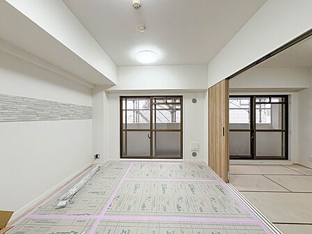 【リビング】明るい光が差し込むリビング。家族が自然と集まる快適空間です。