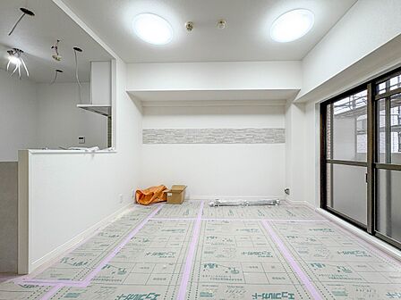 【ダイニングキッチン】リビングで遊ぶ子供の様子を見ながら料理ができるので安心です。