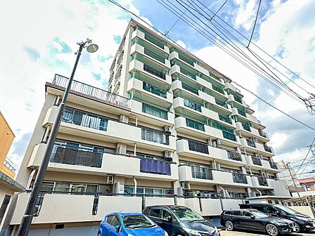 【外観】こちらの物件に少しでもご興味がありましたら、お気軽にお電話下さい。ネット上で「見えない物」「わからない事」でも、実際にご見学いただくことで、手に取るようにおわかりいただけるはずです。…