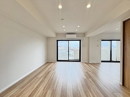 シンプルなデザインの家は風情がある。住む人のこだわりを感じる。外観も内装もいたってシンプル。居心地がよく、家事や趣味、子育てなどにも集中できる。家も人間も熟成するほどシンプルになっていくよう…