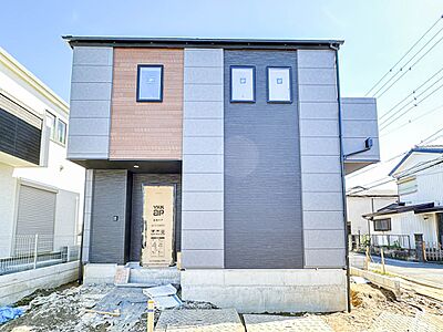 外観:【外観】堂々たる趣ながら、主張し過ぎずどこか余裕を感じさせるシャープなフォルムで佇む邸宅は、晴天の空と照らし合わせる事で、本来あるべき完成形の姿を見せてくれます。 外観:【外観】堂々たる趣ながら、主張し過ぎずどこか余裕を感じさせるシャープなフォルムで佇む邸宅は、晴天の空と照らし合わせる事で、本来あるべき完成形の姿を見せてくれます。