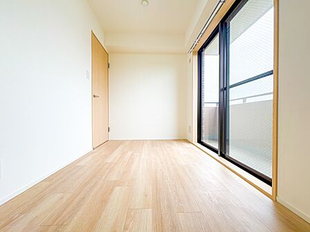 【洋室4.6帖】リビング横の洋室のお部屋は、お子様が遊ぶスペースとしてもピッタリ。