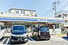 周辺：コンビニ 500m ローソンさいたま白幡4丁目店(新・企業スローガンは「マチのほっとステーション」。「圧倒的な美味しさ」「人への優しさ」「地球（マチ）への優しさ」の3つの約束で社会の課題に応…