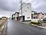 外観：【前面道路】車の通行が少ないので、静かな住環境を維持することができます。