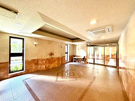 【エントランス】その住居の第一印象となるのがエントランスホールです。訪問されたお客さまをやさしくお迎えします。エントランスホールは、いわば住居の顔です。