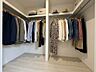 収納：【ウォークインクローゼット】  たくさんの洋服をかけてもシワになりにくいウォークインクローゼット。洋服以外にも、普段使わない家電やスーツケース、ストック品など何でも片付く嬉しい空間です。※生…