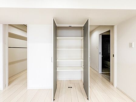 【リビング収納】各部屋を最大限に広く使って頂ける様、全居住スペースに収納付。プライベートルームはゆったりと快適に。