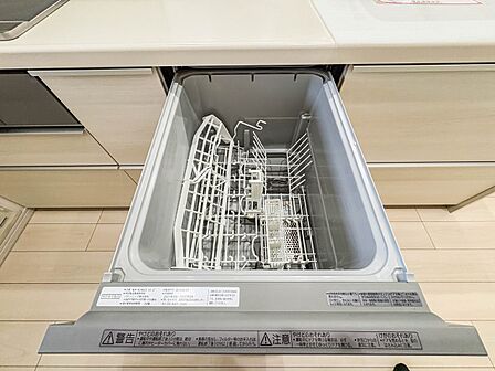 【食洗器】食器洗いのわずらわしさから開放してくれる嬉しい設備。後片付けの手間を減らし奥様の時間を有効活用できます。お湯と洗剤を使う機会が少なくなるため、手荒れ防止にも。