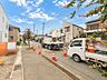 外観：【前面道路】陽当りや通風性など各所に施された工夫で住みやすさを実現。部屋の大きさや周辺環境・街並など、資料には掲載していない情報が現地にはたくさんございます。是非ご確認下さい。