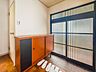 玄関：【玄関】上質感漂うアプローチ。居住者の帰り、訪れる方を優しく迎える。