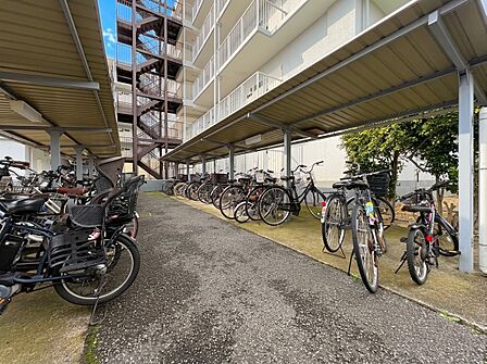 【駐輪場】屋根付きの駐輪場です。屋根の有無で、自転車の寿命は大きく変わります。乗るたびに専用のカバーを取ったりかけたりする手間が要らないので、大変助かります。