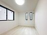 子供部屋：【子供部屋洋室4.5帖】お子様のお部屋にぴったりなクロークを備えたフローリング仕様の洋室です。