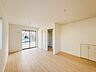 室内：【14.5帖】シンプルなデザインの家は風情がある。住む人のこだわりを感じる。外観も内装もいたってシンプル。居心地がよく、家事や趣味、子育てなどにも集中できる。家も人間も熟成するほどシンプルに…