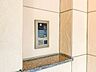 玄関：【オートロック】オートロックの最大のメリットは、訪問営業や勧誘を断りやすいこと。玄関前までセールスが来ないため、しつこくされ困ることがありません。住人と関係者しか入れない環境は安心感がありま…