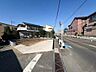 外観：【前面道路】陽当りや通風性など各所に施された工夫で住みやすさを実現。部屋の大きさや周辺環境・街並など、資料には掲載していない情報が現地にはたくさんございます。是非ご確認下さい。